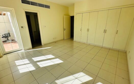 Spacious Living Villa in The Springs